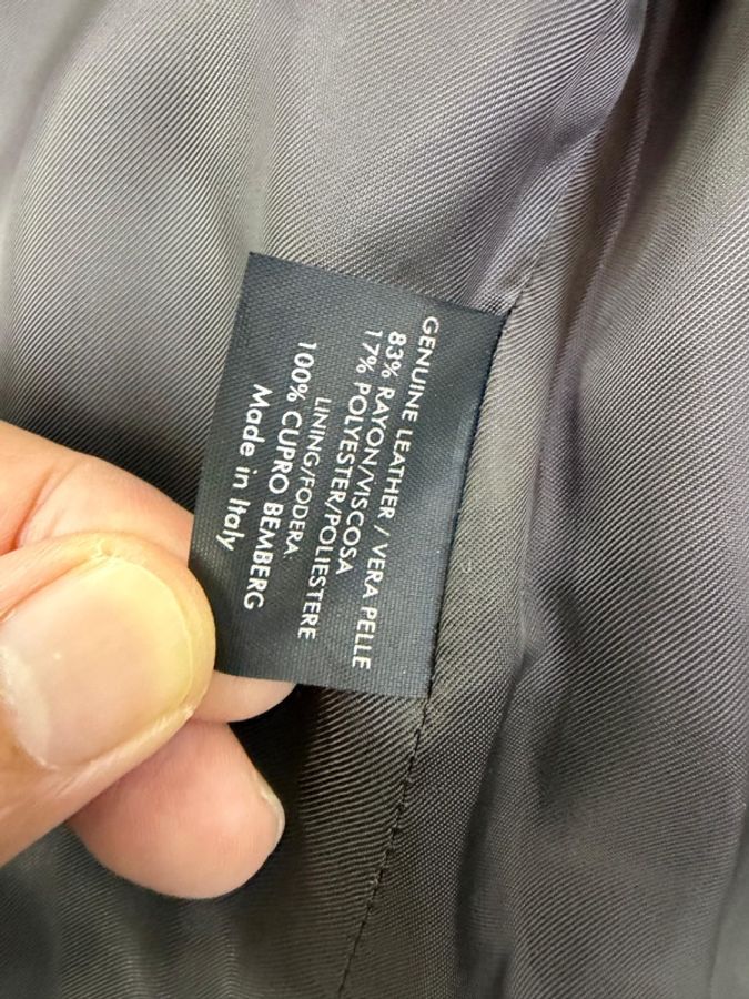 這是一件 Gucci 的黑色皮革夾克外套-7