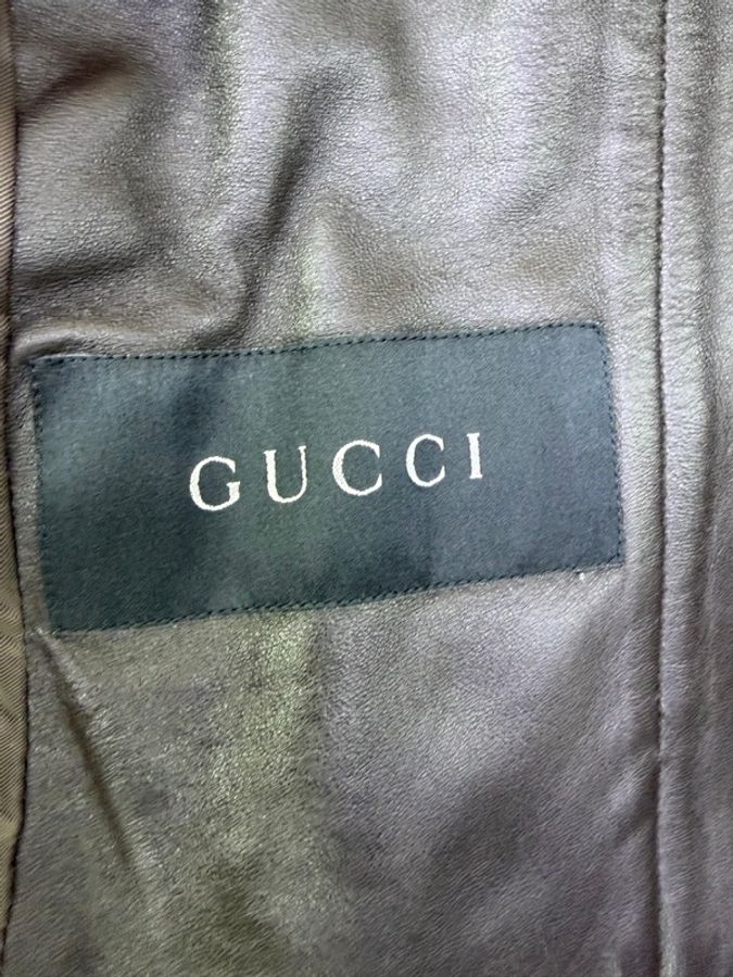 這是一件 Gucci 的黑色皮革夾克外套-9