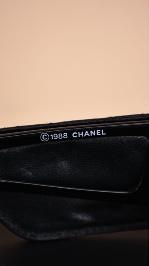 Chanel 88年黑色皮革菱格纹镜腿方框墨镜-11