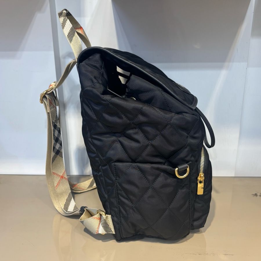 Burberry 黑尼龍Horseshoe後背包81221371-2