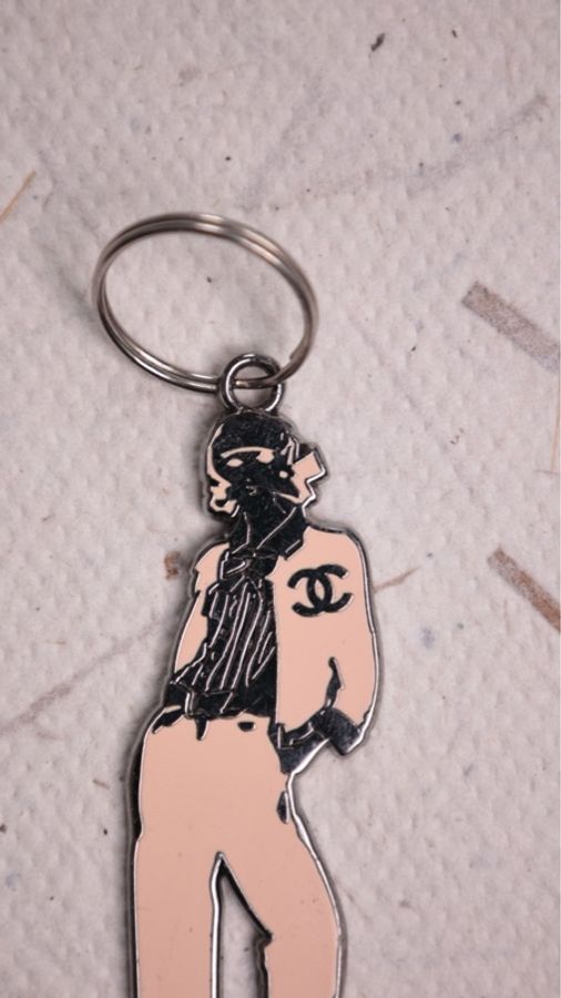 Chanel 03年米色coco小姐人像吊坠-2