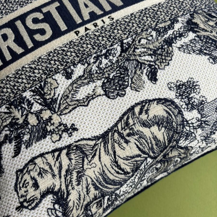 ::Christian Dior:: 方形抱枕 藍色 Toile de Jouy 法式印花刺繡圖騰抱枕-6