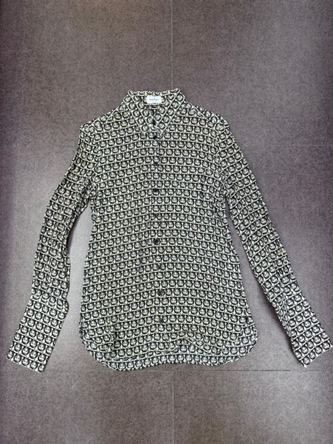 這是一件來自 Salvatore Ferragamo 的 Gancini 系列絲綢襯衫-0