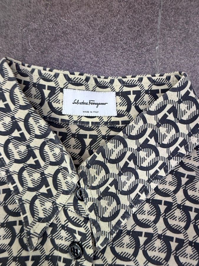 這是一件來自 Salvatore Ferragamo 的 Gancini 系列絲綢襯衫-1