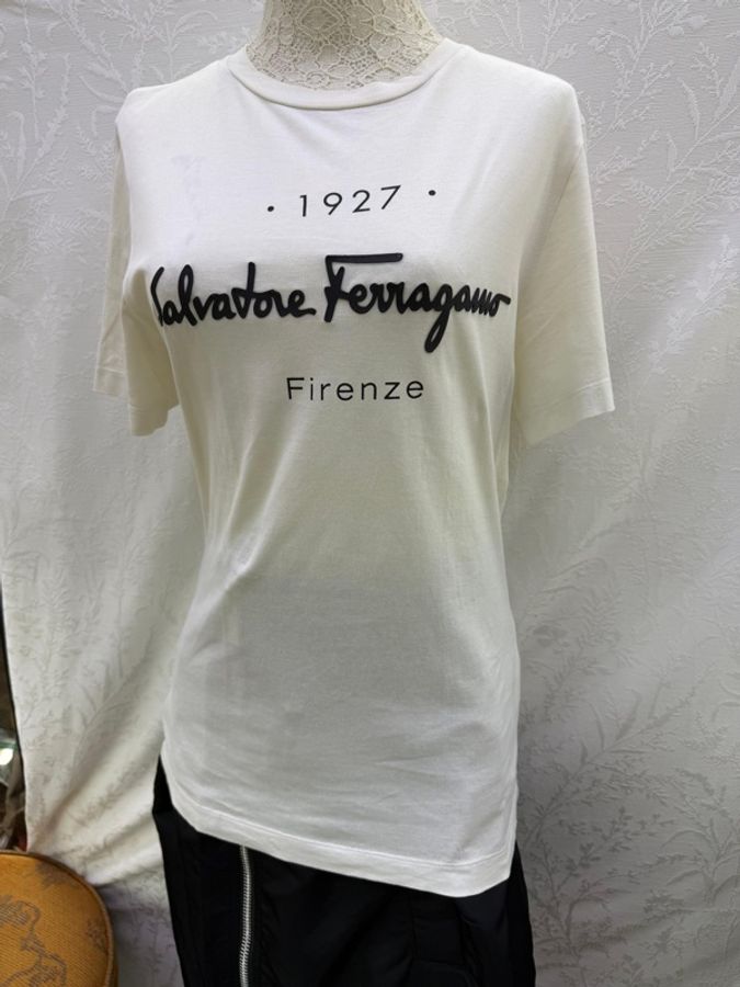 這是一件白色的 Salvatore Ferragamo-1