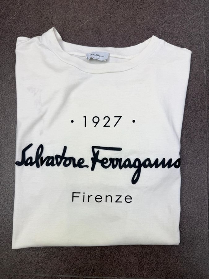 這是一件白色的 Salvatore Ferragamo-8