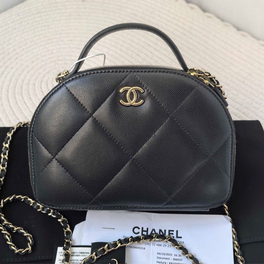Chanel香奈兒25C黑金荔枝皮保齡球包 底長：18cm 附件 塵袋。-0
