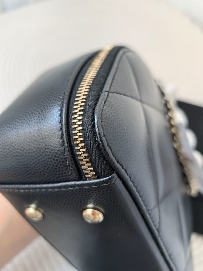 Chanel香奈兒25C黑金荔枝皮保齡球包 底長：18cm 附件 塵袋。-5