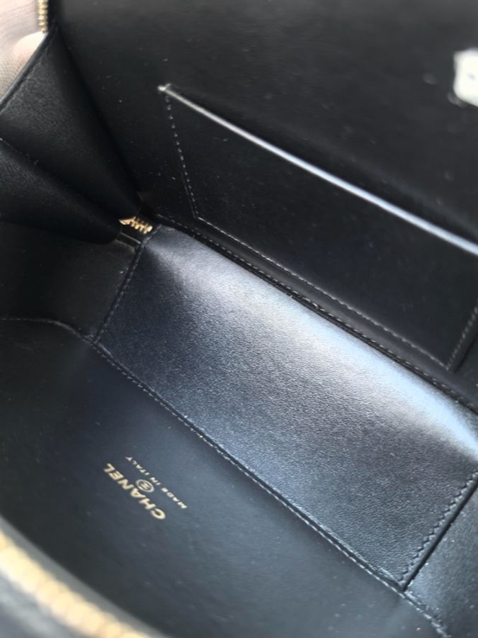 Chanel香奈兒25C黑金荔枝皮保齡球包 底長：18cm 附件 塵袋。-9