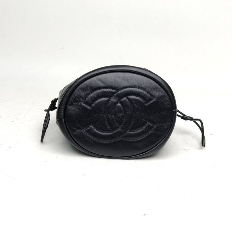 CHANEL 黑色牛皮晶片金扣21B黑金抽繩水桶包肩背包-4