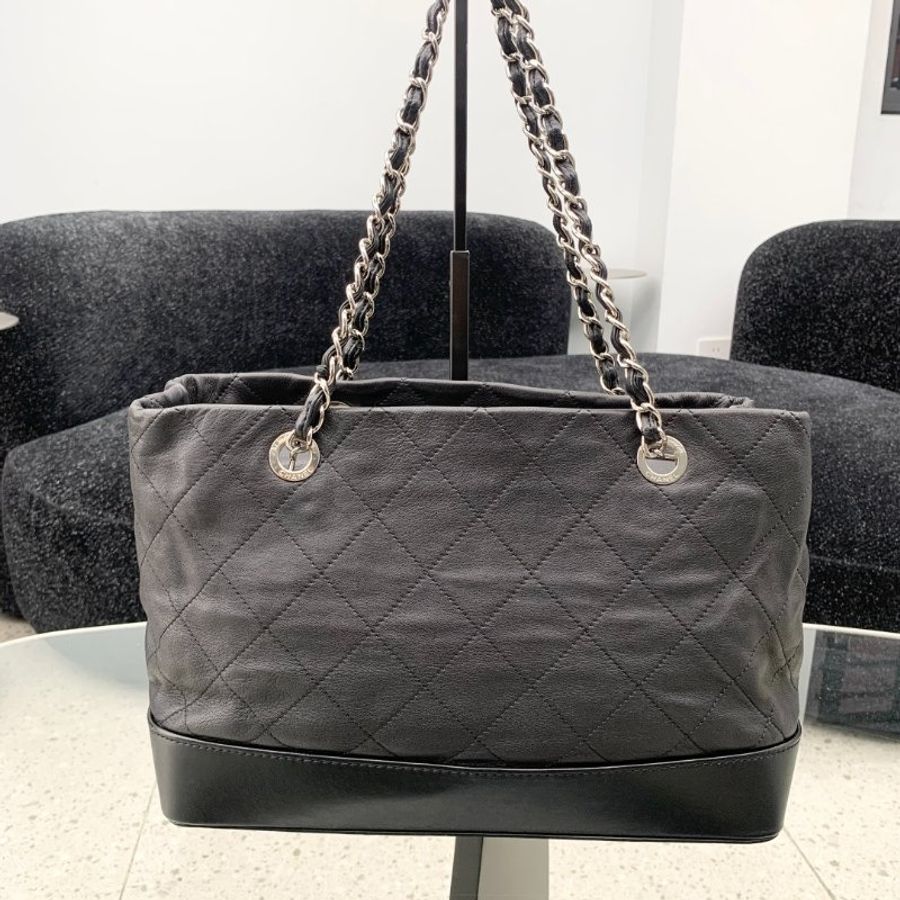 香奈兒/Chanel 黑色銀扣牛皮拼皮LOGO掛墜 流浪托特包-1