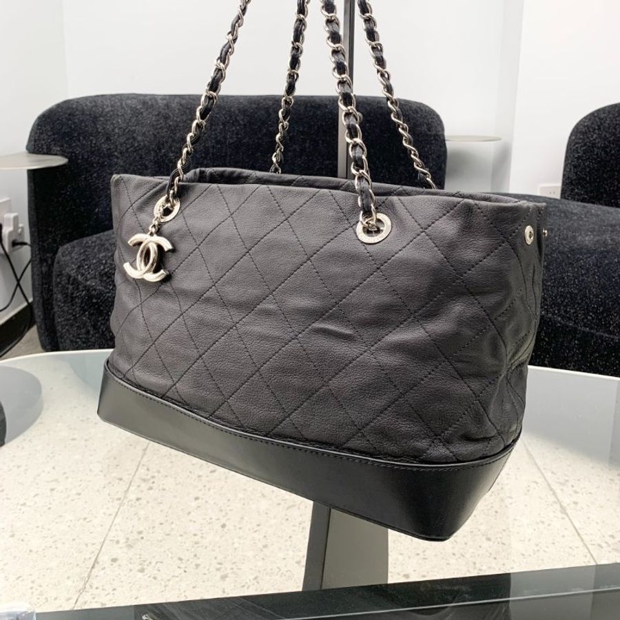 香奈兒/Chanel 黑色銀扣牛皮拼皮LOGO掛墜 流浪托特包-3