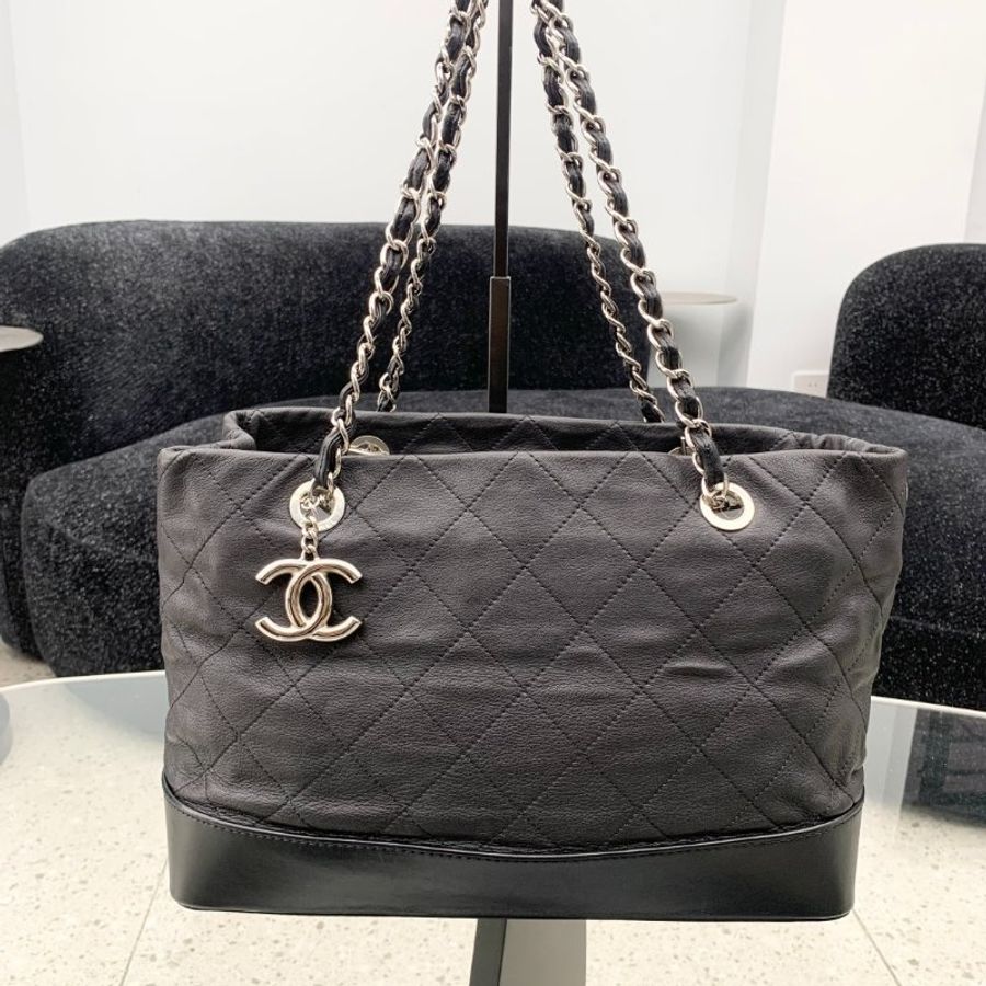 香奈兒/Chanel 黑色銀扣牛皮拼皮LOGO掛墜 流浪托特包-5