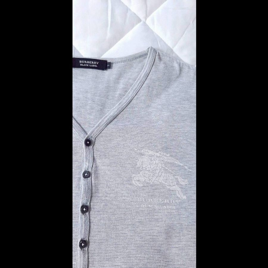 (日本製MIJ)絕版BURBERRY 博柏利 BLACK LABEL 燙印大戰馬 男灰色細條紋亨利領長袖上衣3號-4