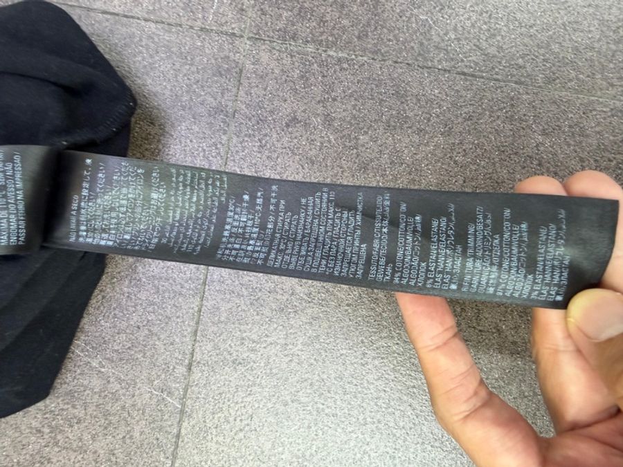 這是一件 Balenciaga 黑色手繪 3B 標誌的修身短版 T 恤-3