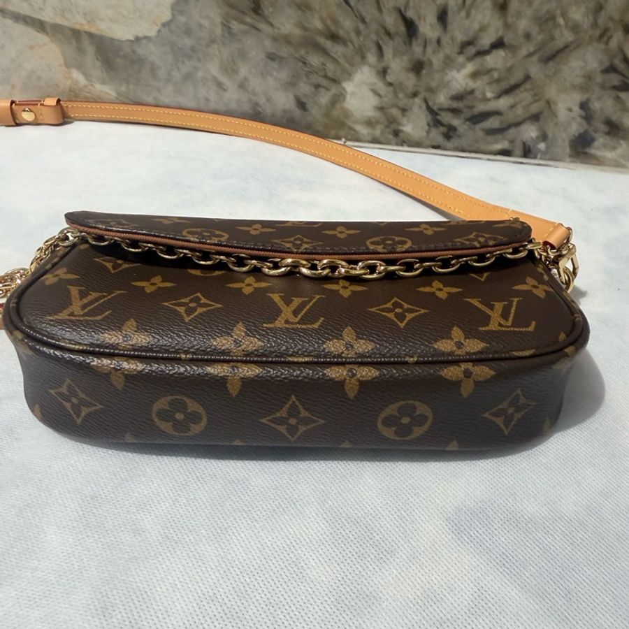 Louis Vuitton字花Ivy WOC-4