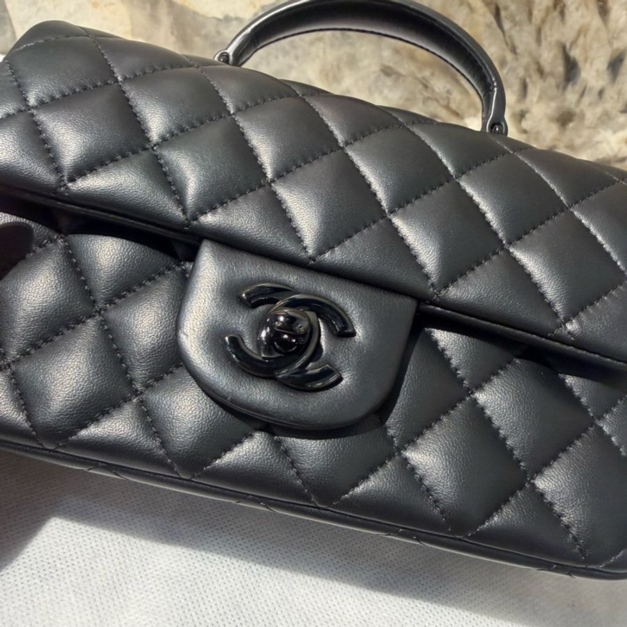 Chanel黑羊皮黑釦coco handle 20cm-7