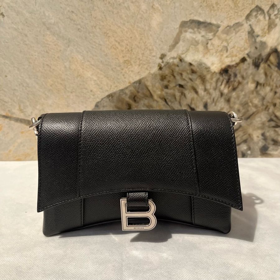 Balenciga 黑牛皮銀釦Downtown斜背包-0