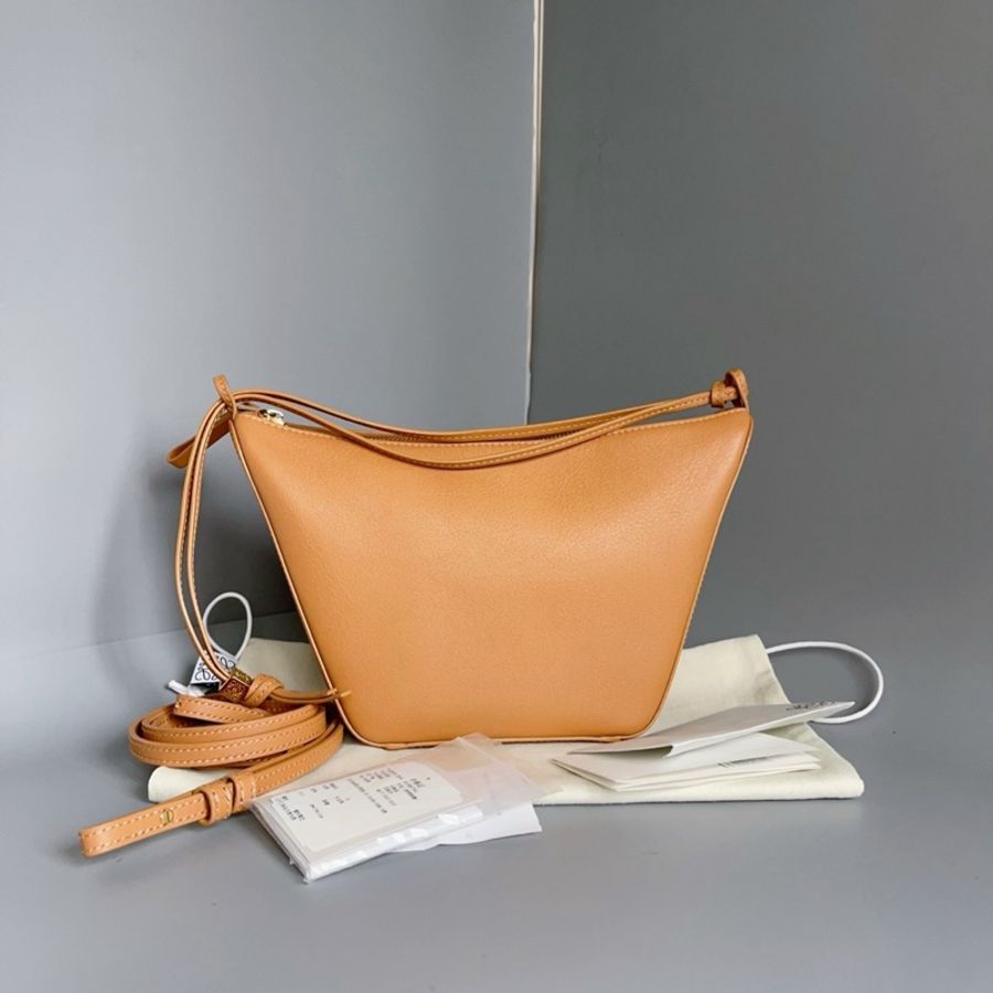 羅意威 Loewe Hobo 迷你手袋 經典牛皮革 暖沙黃色 尺寸:28×9.5×17cm-1
