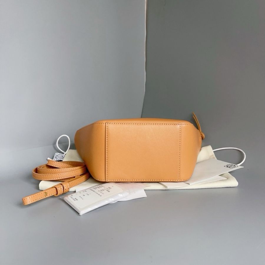 羅意威 Loewe Hobo 迷你手袋 經典牛皮革 暖沙黃色 尺寸:28×9.5×17cm-4