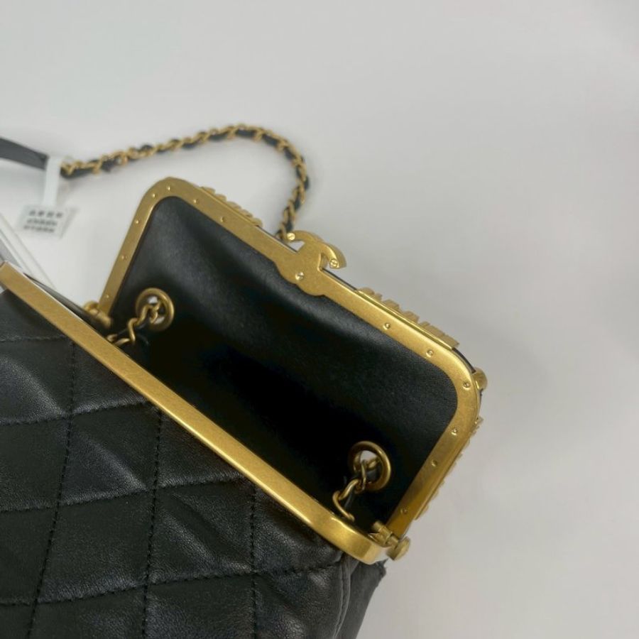 CHANEL KISS LOCK 方盒子 芯片款-9