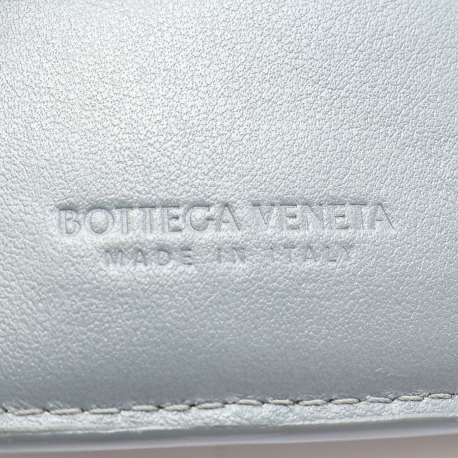 Cassette Small 扣式 短夾 藍灰色 編織羊皮【BOTTEGA VENETA BV 寶緹嘉】 742698-5