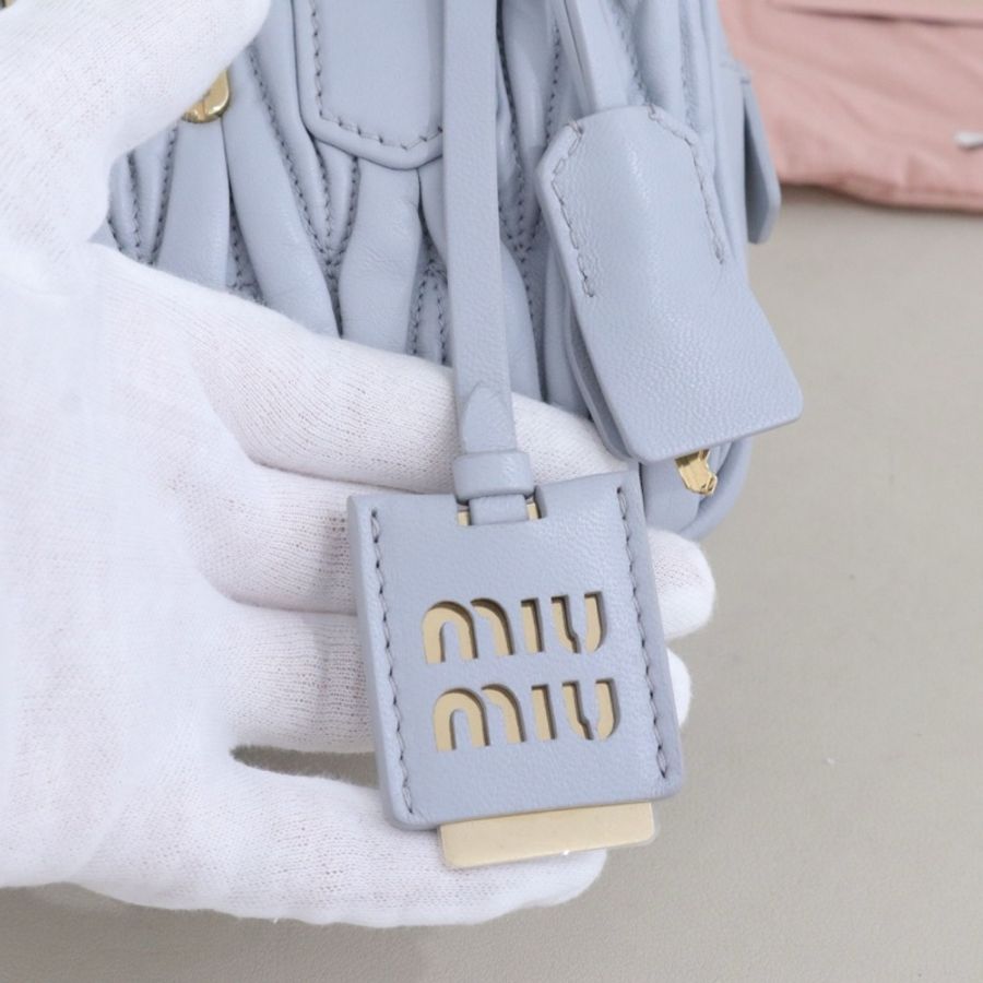 Miumiu 繆繆 褶皺保齡球包小號,珍珠灰 配件防塵袋-5