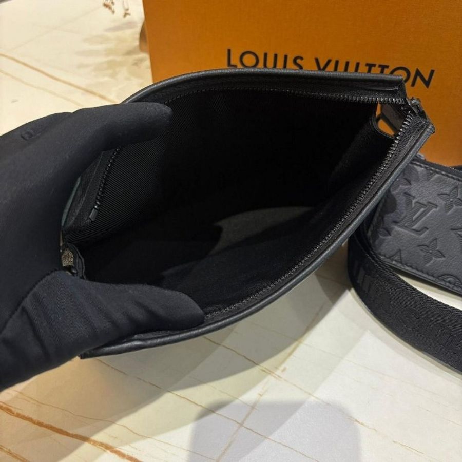 LV M81115 Gaston 牛皮壓紋隨身斜揹包-4