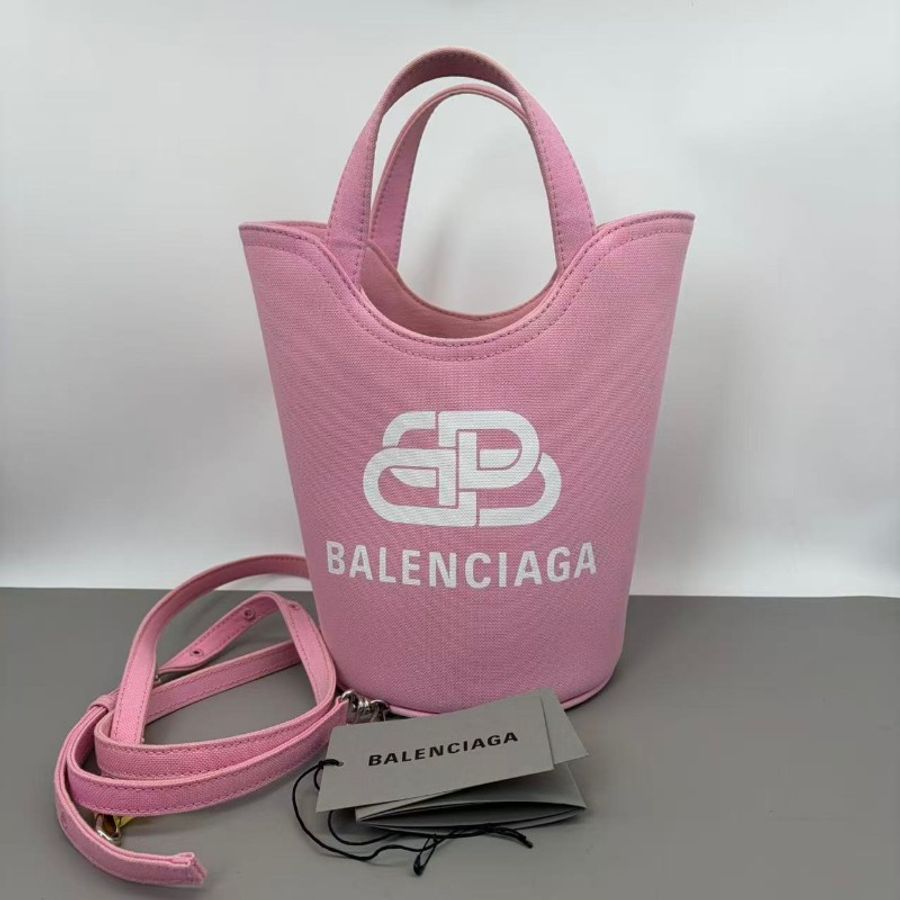 BALENCIAGA 巴黎世家 櫻花粉帆布圓形水桶包,兼具手提、斜揹、托特多種背法,櫻花粉小號-1