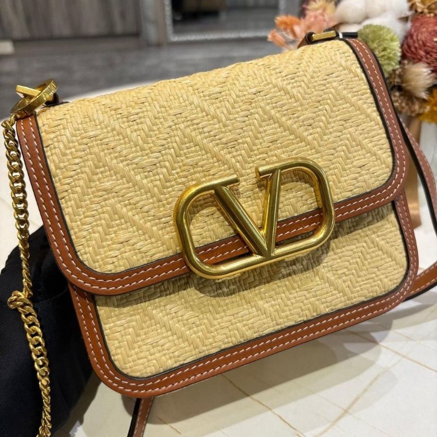 Valentino 拉菲草 V logo斜揹包-1