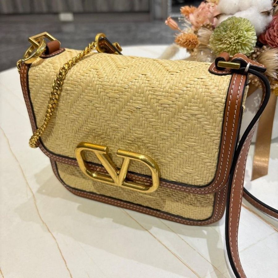 Valentino 拉菲草 V logo斜揹包-4