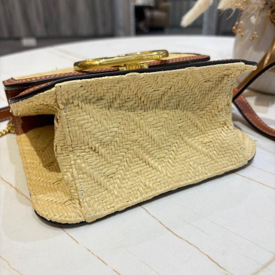 Valentino 拉菲草 V logo斜揹包-5