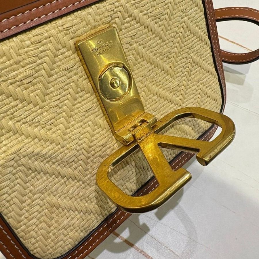 Valentino 拉菲草 V logo斜揹包-6