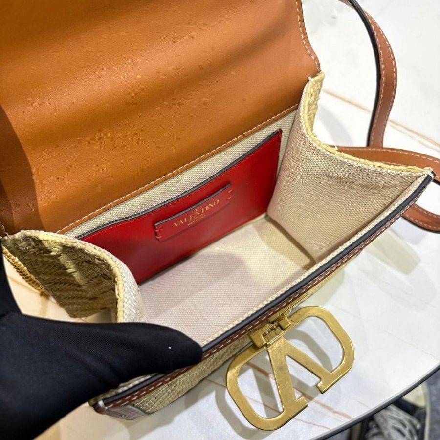 Valentino 拉菲草 V logo斜揹包-7