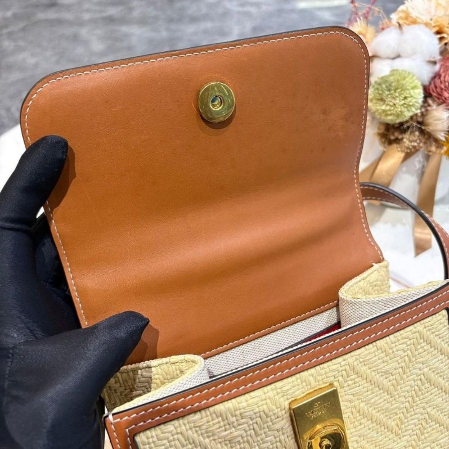 Valentino 拉菲草 V logo斜揹包-8