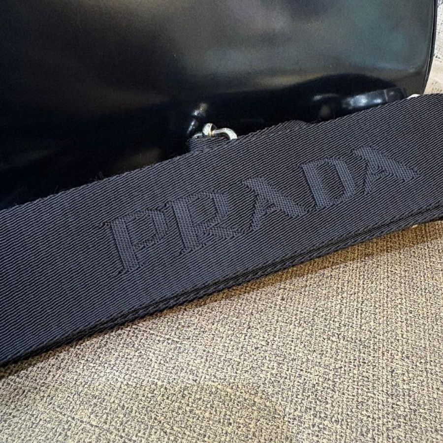 PRADA 三角標誌亮面皮革二合一手提包-9