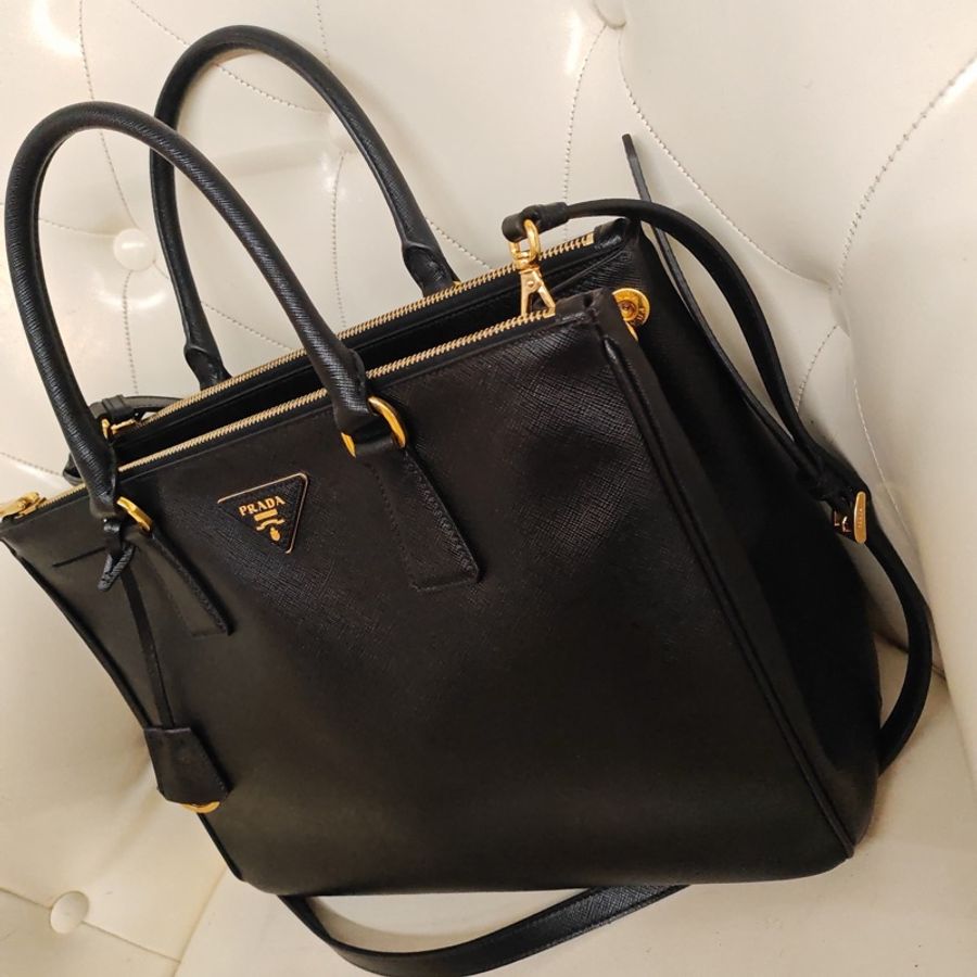 普拉達 Prada 黑金十字紋大號殺手包 尺寸:34*24*15-3