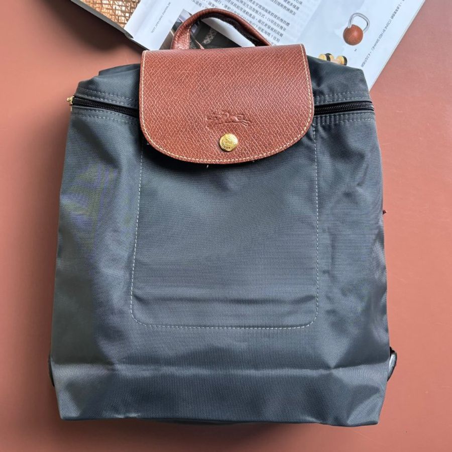 ::Longchamp:: Le Pliage 鐵灰色尼龍拼接棕色牛皮後背包-0
