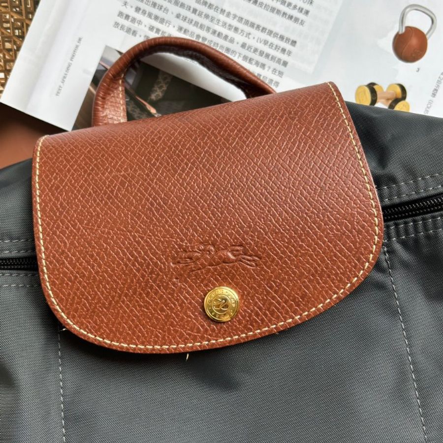 ::Longchamp:: Le Pliage 鐵灰色尼龍拼接棕色牛皮後背包-1