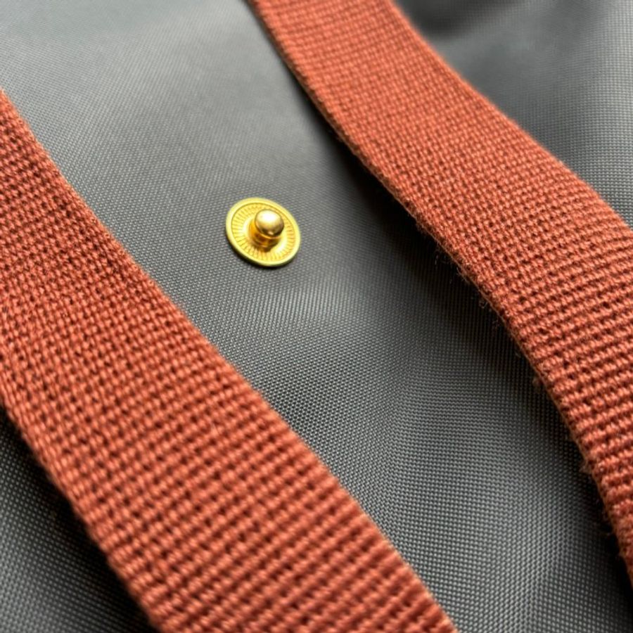 ::Longchamp:: Le Pliage 鐵灰色尼龍拼接棕色牛皮後背包-8