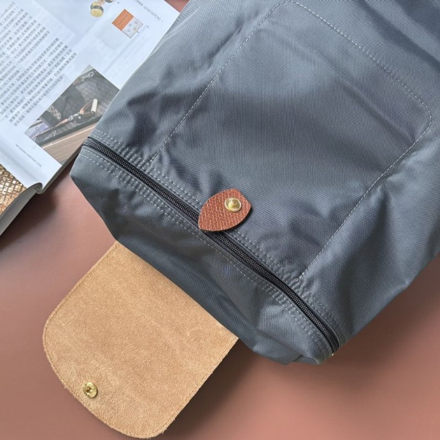 ::Longchamp:: Le Pliage 鐵灰色尼龍拼接棕色牛皮後背包-12