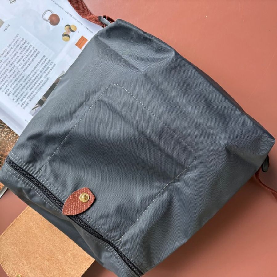 ::Longchamp:: Le Pliage 鐵灰色尼龍拼接棕色牛皮後背包-13