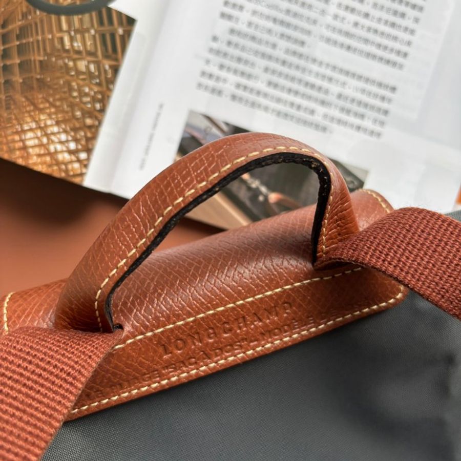 ::Longchamp:: Le Pliage 鐵灰色尼龍拼接棕色牛皮後背包-20