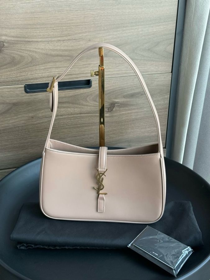 未使用 YSL聖羅蘭 LE5A7系列 奶茶色金標logo腋下包 尺寸:24x15x6-0