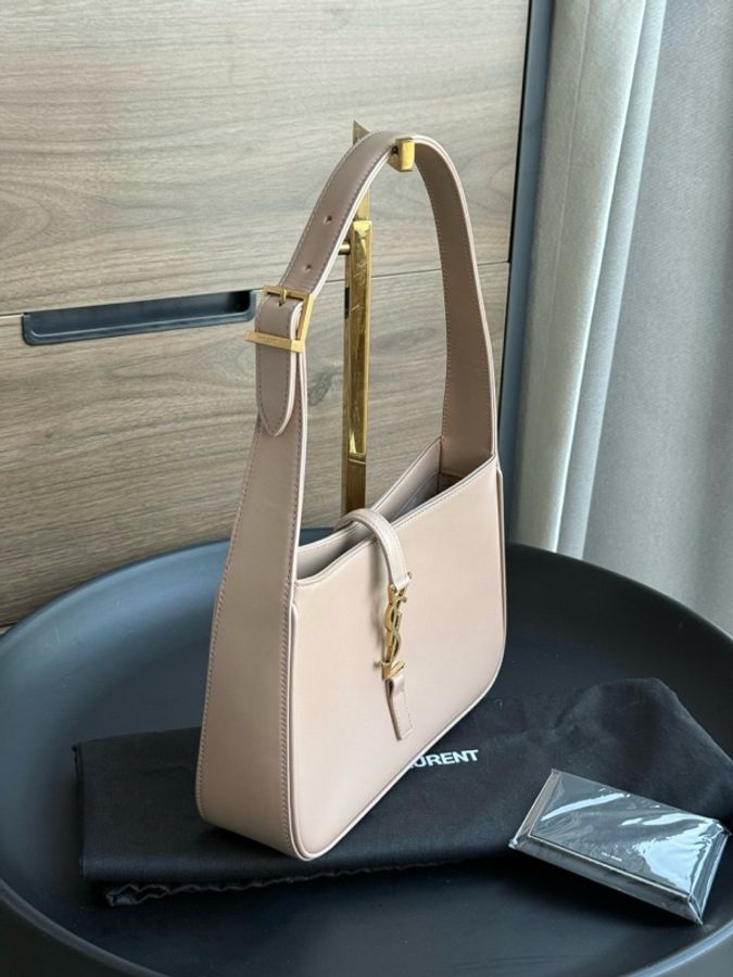 未使用 YSL聖羅蘭 LE5A7系列 奶茶色金標logo腋下包 尺寸:24x15x6-2