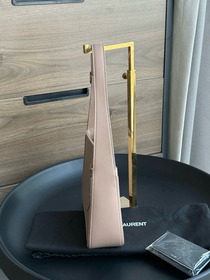 未使用 YSL聖羅蘭 LE5A7系列 奶茶色金標logo腋下包 尺寸:24x15x6-3