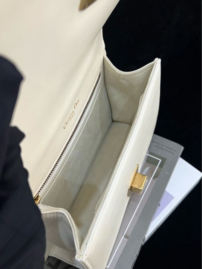 Dior迪奧 diorama奶昔白牛皮復古金盾鉚釘盾牌包小號 尺寸約21*13 配件塵袋 保卡。-5