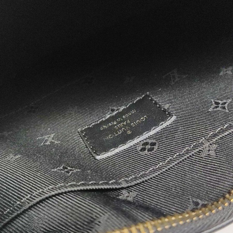 Louis Vuitton (LV) Over The Moon牛皮純色老花壓紋斜背包單肩包晶片款-9