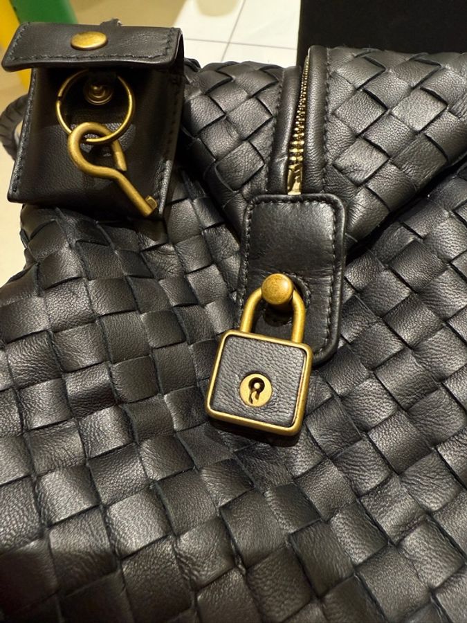 Bottega Veneta 小羊皮黑色編織波士頓包-17