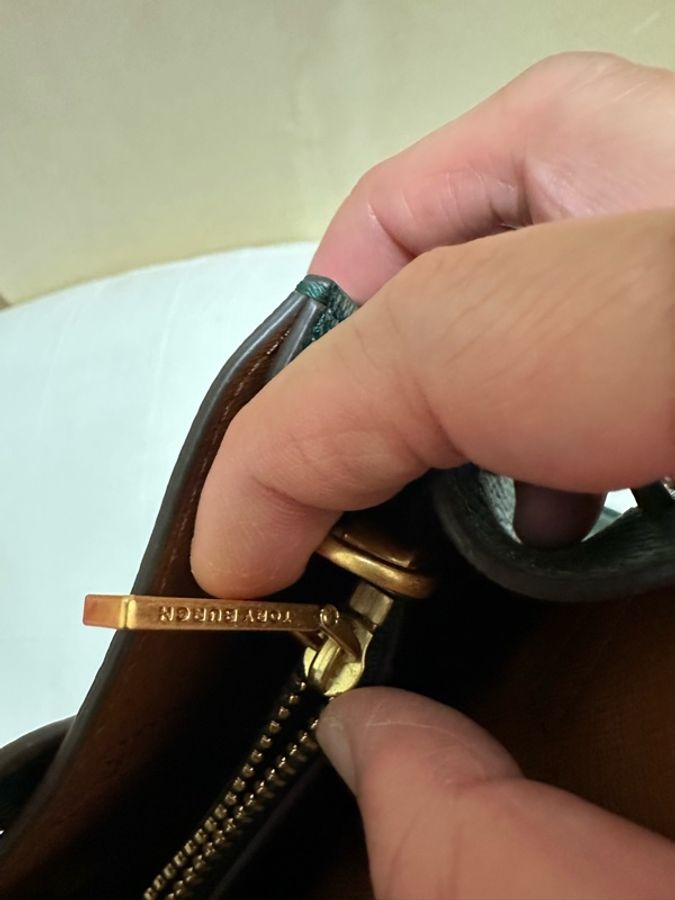 TORY BURCH 小圓標TB荔枝紋皮革手提斜背包-21